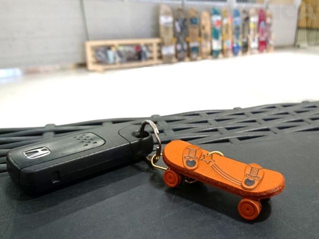 VANCA　本革レザーキーホルダー　スケートボード